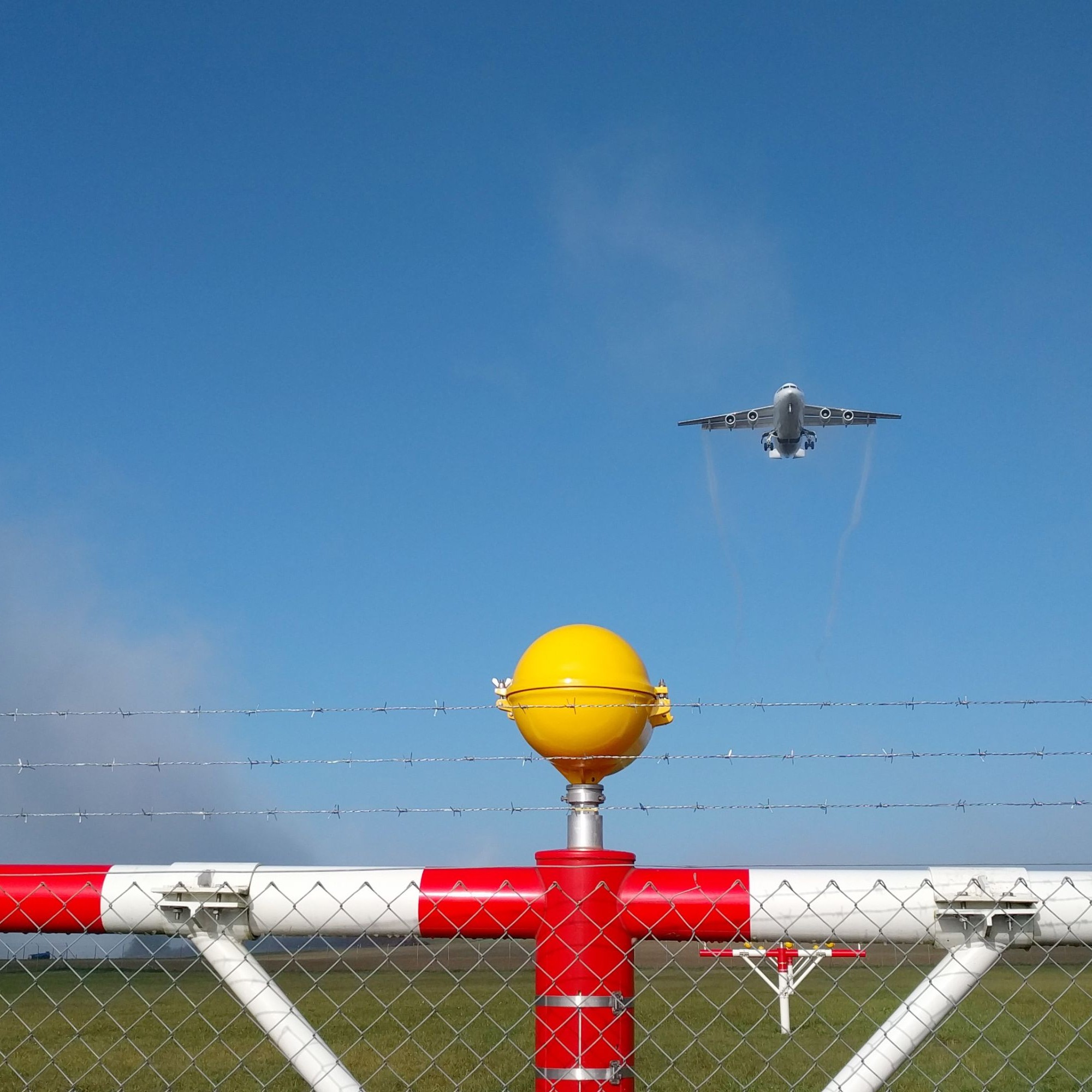 Startendes Flugzeug beim Flughafen Zürich.