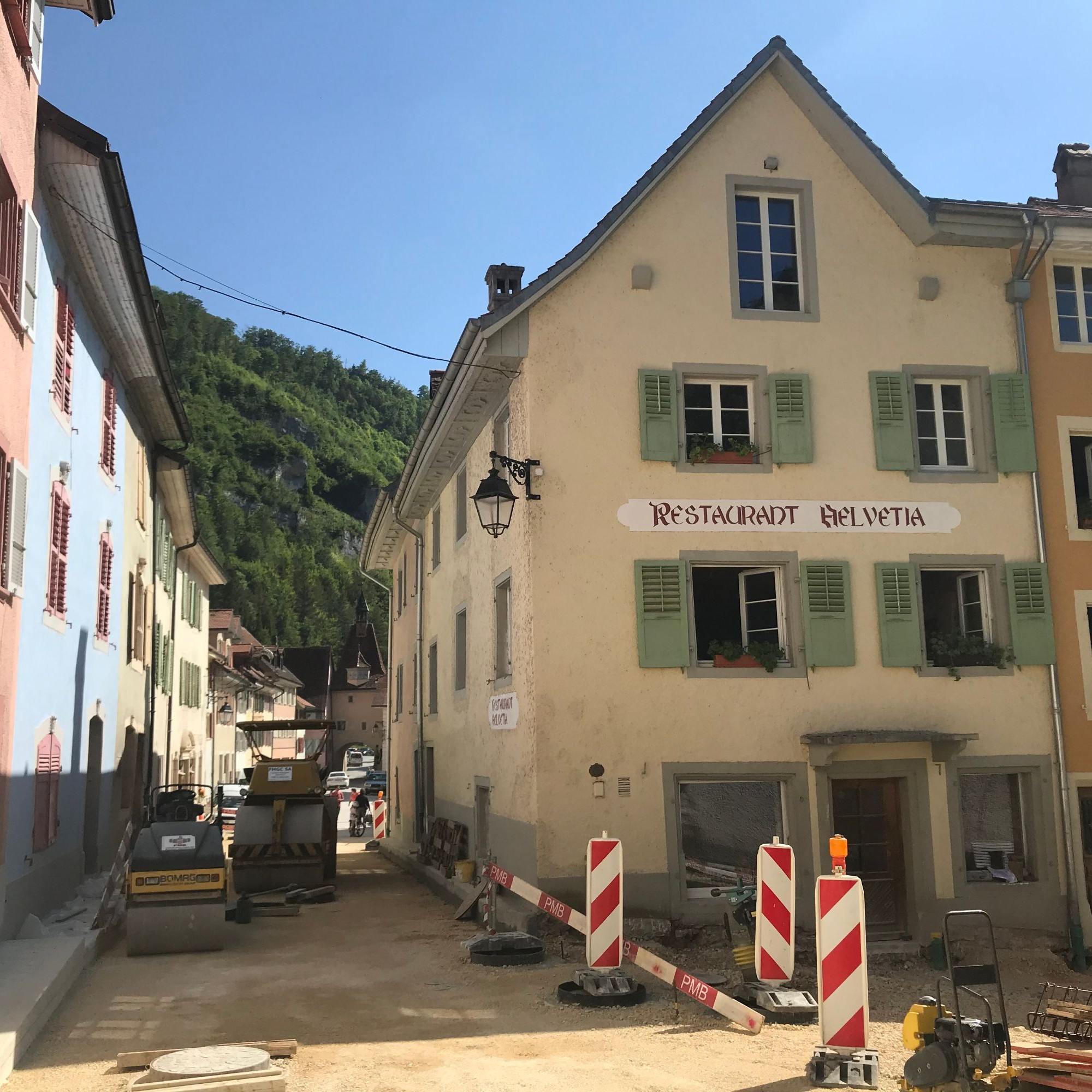 In einem Grossteil der Gassen von Saint-Ursanne wird momentan gebaut.