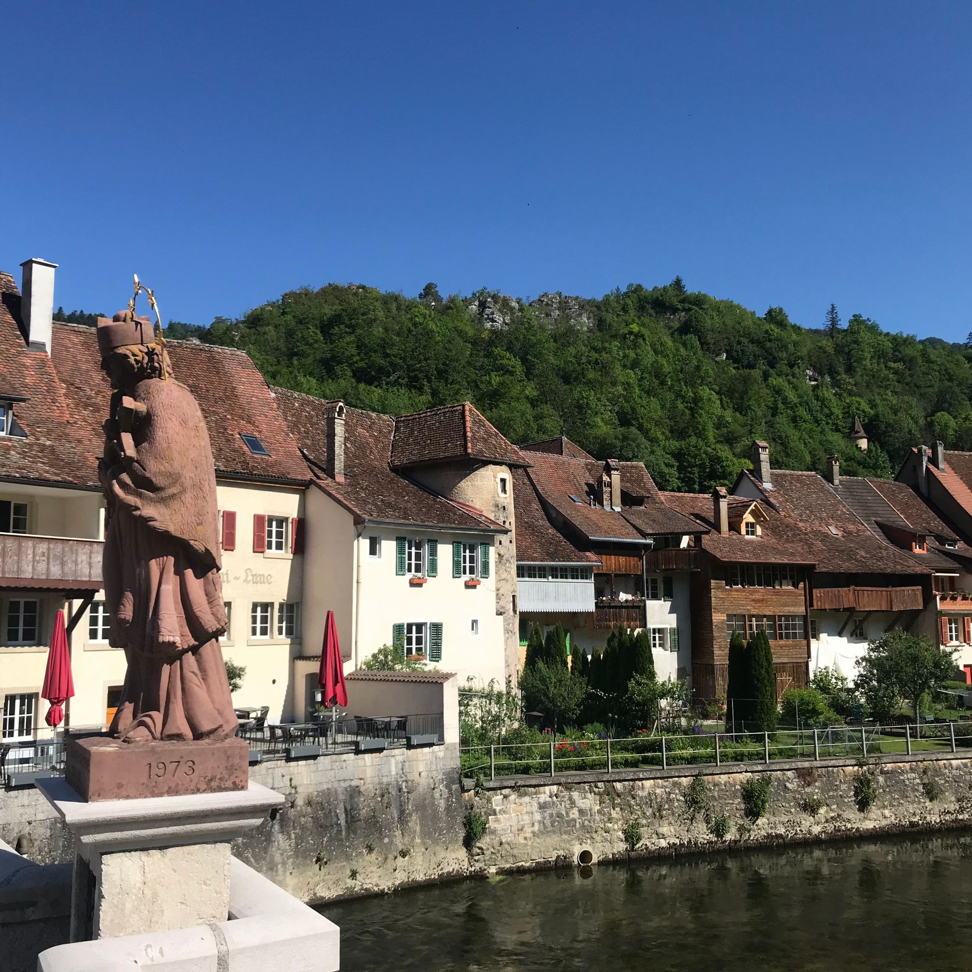 Über die vierbogige Brücke mit der Statue des Saint-Jean Népomucène gelangt man in die Altstadt.