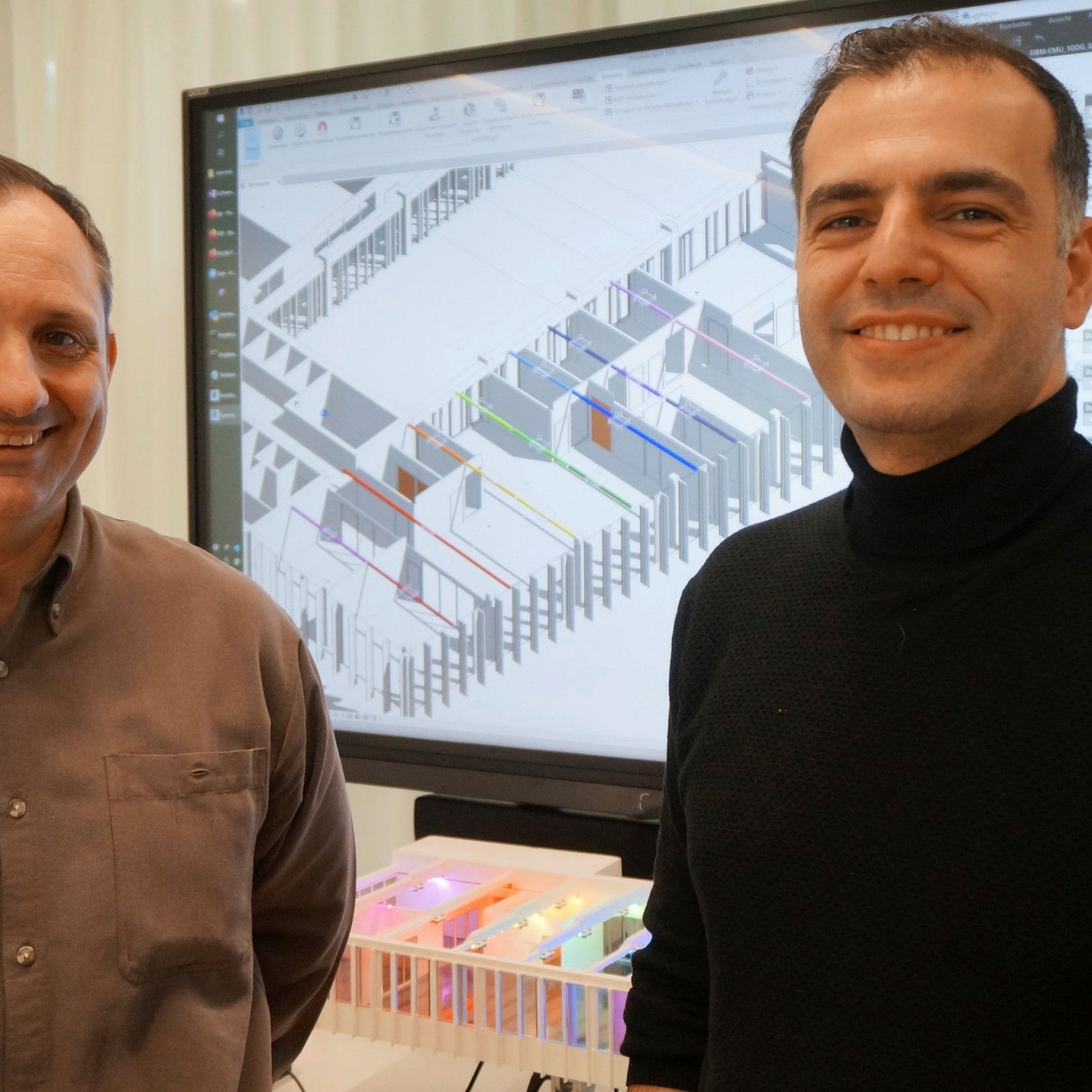 Prof. Dominique-Stephan Kunz, Gruppenleiter technische Gebäudesysteme am Institut Energie am Bau, und Dr. Wissam Wahbeh, Fachbereichsverantwortlicher BIM-Modellierungstechnologien am Institut Digitales Bauen