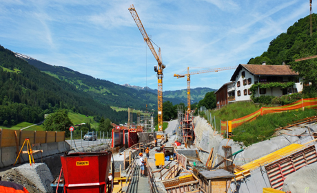 Arbeiten vor dem Ostportal.