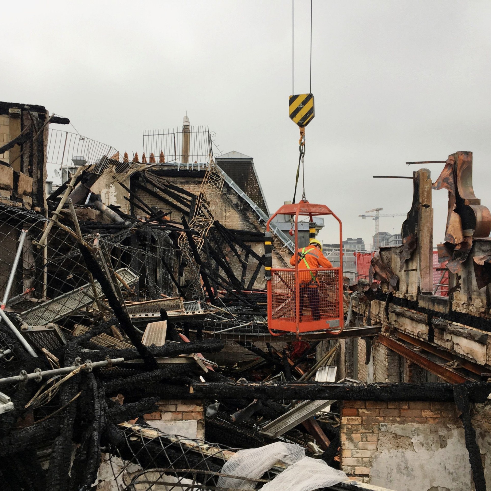 Sachschaden und Aufräumarbeiten nach Grossbrand bei HB Zürich