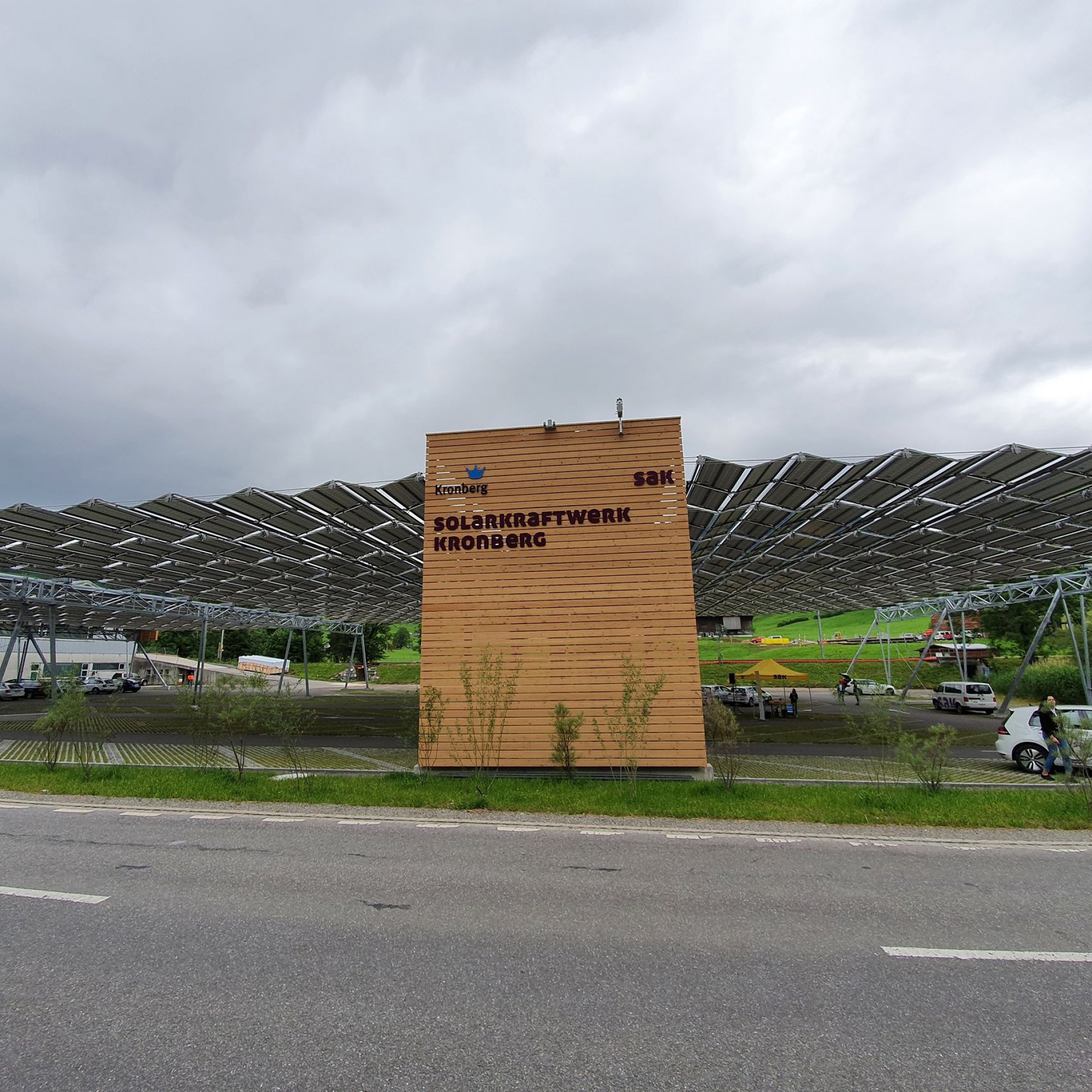 Solar-Faltdach von der Strasse aus gesehen.