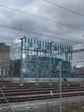 Die Stadt spiegelt sich.