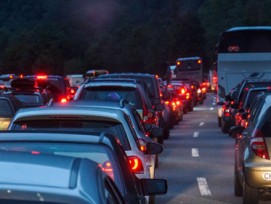 Wächst die Bevölkerung, steigt die Anzahl Fahrzeuge und steigt damit auch nicht die Anzahl Parkplätze, fürchtet die Mobilitätakademie, dass Parkplätze zum Luxusgut werden. (Bild: Rainer Sturm, pixelio)