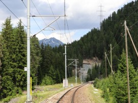 Die 60-kV-Freileitung zwischen Pradella und Bever wird durch eine 110-kV-Erdverkabelung ersetzt. 1100 Mastern werden rückgebaut.