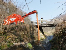 Einsatzbeispiele der etraxa im Kommunalwesen: Arbeiten an einem Bachbett.