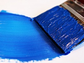 Blaue Farbe mit Pinsel