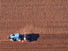 Acker mit Traktor (Luftaufnahme)