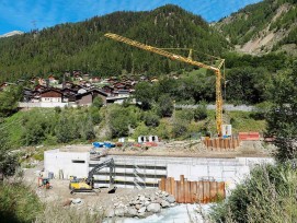 Wehr für die Wasserfassung des neuen Kraftwerks Wiler-Kippel VS