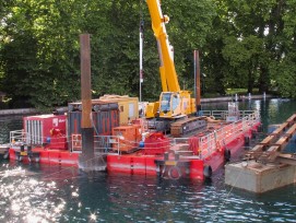 Pfähle werden ins Flussbett der Limmat gerammt