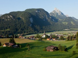 Blick auf die Gemeinde Saanen in Bern