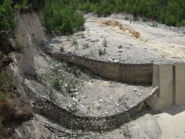 Gefüllte Schutznetze im Illgraben