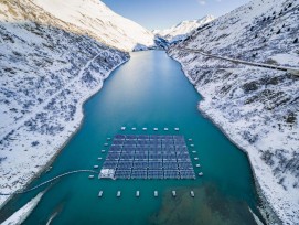 Solarkraftwerk auf dem Stausee Lac des Toules im Wallis