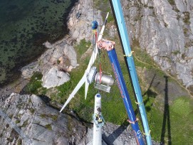 Montage Windturbine aus Holz in Schweden