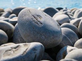 Kieselsteine am Meer