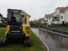 Komatsu-Bagger vor Einfamilienhäusern