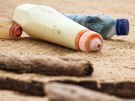 Plastikabfälle am Strand (Symbolbild)