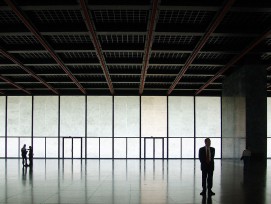 Innenraum der Neuen Nationalgalerie in Berlin