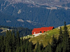 Roter Zweckbau auf der Ziegenalp Puzzetta