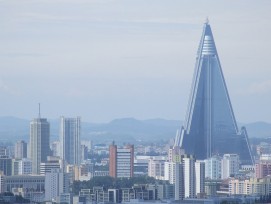 Ryugyong Hotel in Nordkorea im August 2012