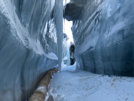 Holzwollerohre in Eisschlucht bei Faverges-Gletschersee