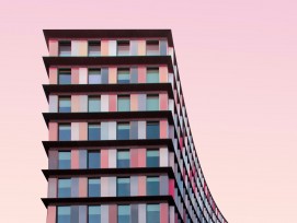 Gebäude vor rosa Himmel
