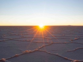 Salzsee in Bolivien bei Sonnenaufgang