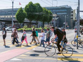 Fussgänger und Velofahrer in Stadt Luzern