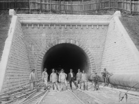 Arbeitergruppe vor Südportal Hauenstein-Basistunnel 1914 bis 1916