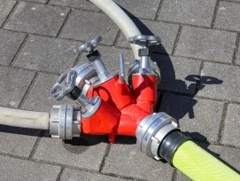 Feuerwehrschläuche an Anschluss