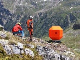 Betonblock auf kippbarer Plattform vor Steinschlagversuch