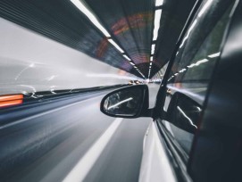 Auto Seitenspiegel im Tunnel
