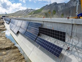 Bau der alpinen Solaranlage an der Muttsee-Staumauer