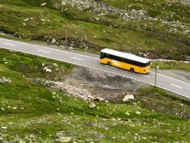 Postauto in den Bergen