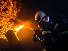 Feuerwehrmann bei der Arbeit. (Symbolbild)