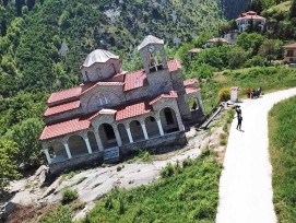 Schiefe Kirche in Ropoto Griechenland