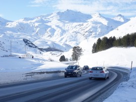 Befahrene Strasse im Winter