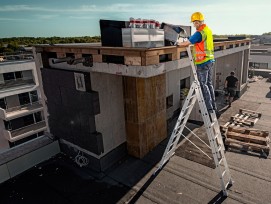 Bauarbeiter auf einem Gerüst