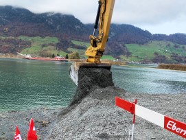 Schüttarbeiten am Alpnachersee