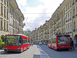 Busse in der Gerechtigkeitsgasse in der Altstadt Bern