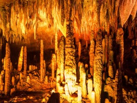 Tropfsteine in der Shennong-Höhle in China