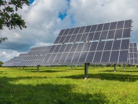 Solarpanels auf einer Wiese