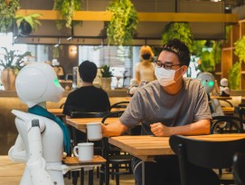 Roboter im Dawn Avatar Robot Café in Tokio
