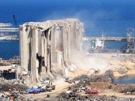 Ruinen der Getreidesilos im Hafen von Beirut