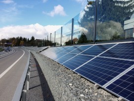 Solarpanels an Forchautostrasse in Zumikon