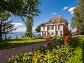 2215_Arenenberg_NAP_2017-08_Blick_auf_Schloss_Arenenberg_15x10cm_300dpi_Nachweis_Napoleonmuseum_Thurgau