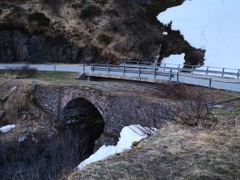 Alte Ponte Casott Steinbogenbrücke San Bernardino