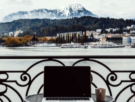 Blick auf den Vierwaldstättersee von einem Balkon aus.