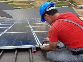 Arbeiter montiert Solarpanels